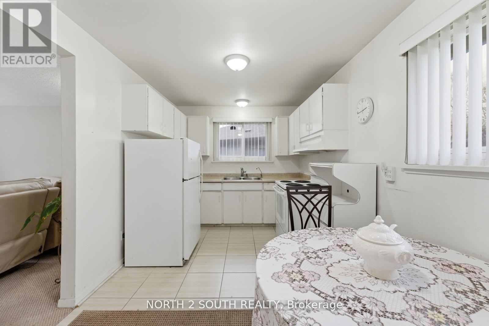 24 Vanderbrent Crescent, Toronto, Ontario  M9R 3W8 - Photo 14 - W13160460