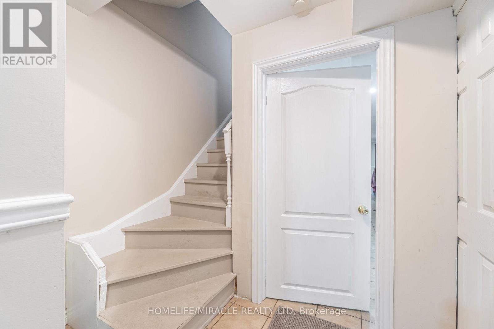8 Twin Pines Crescent, Brampton, Ontario  L7A 1M5 - Photo 36 - W13160486