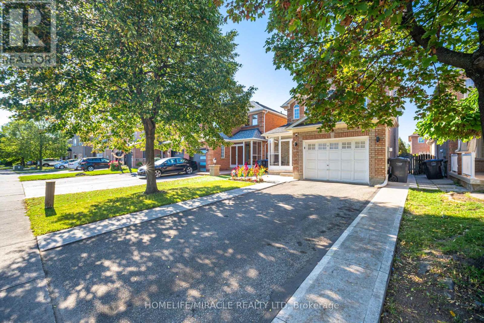 8 Twin Pines Crescent, Brampton, Ontario  L7A 1M5 - Photo 5 - W13160486