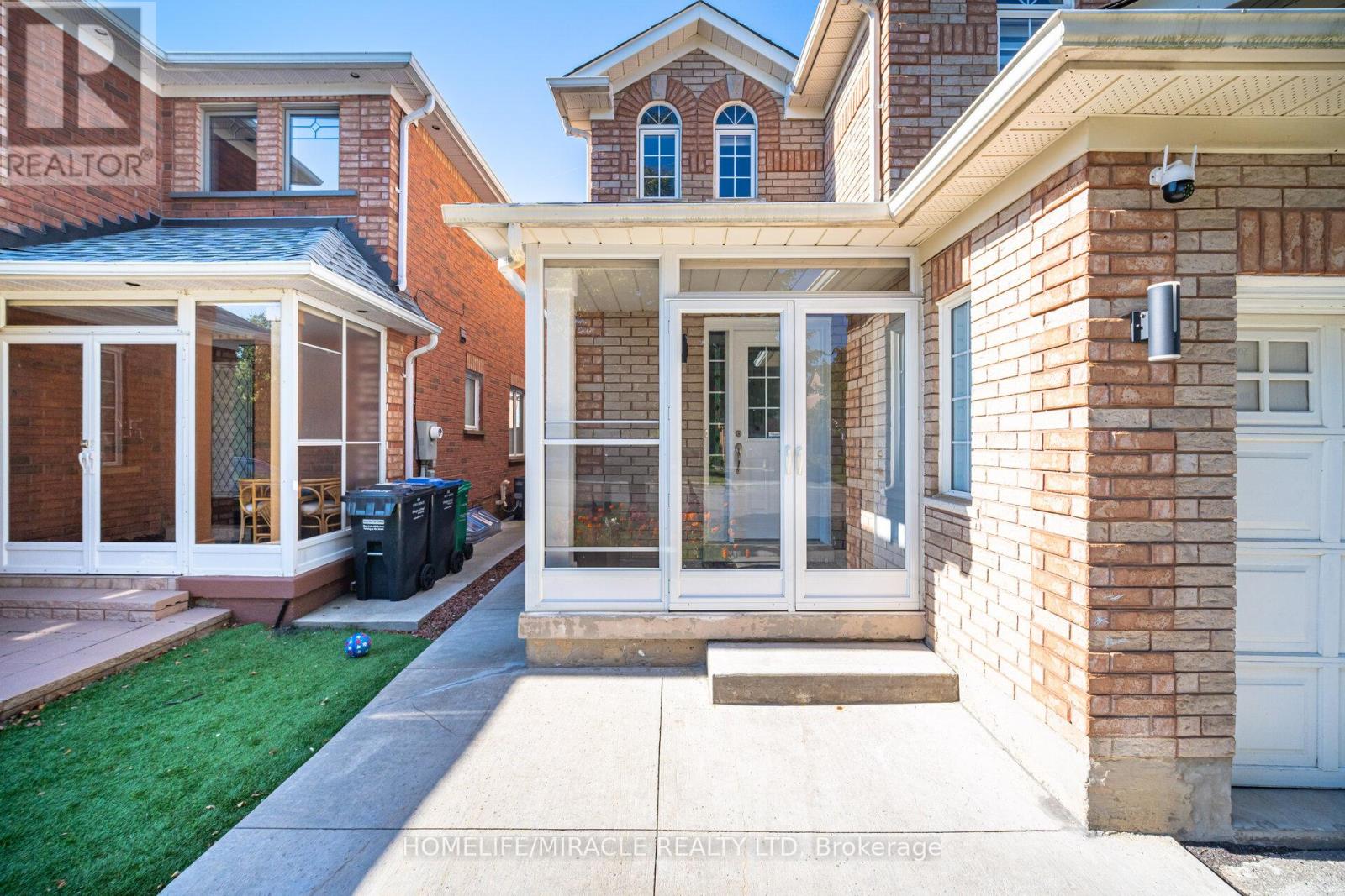 8 Twin Pines Crescent, Brampton, Ontario  L7A 1M5 - Photo 6 - W13160486