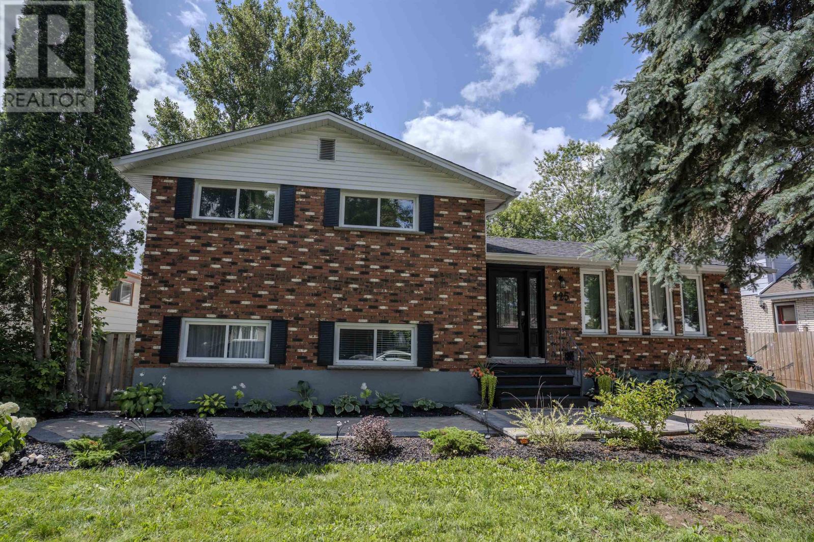 425 Chelsea Cres., Thunder Bay, Ontario  P7B 5P8 - Photo 1 - TB2601119