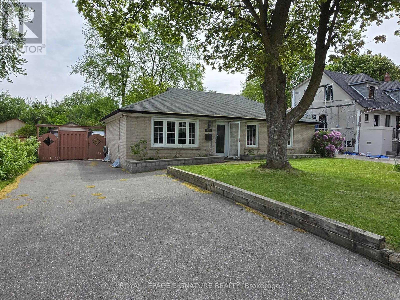 601 Conacher Drive, Toronto, Ontario  M2M 3M9 - Photo 2 - C12967214