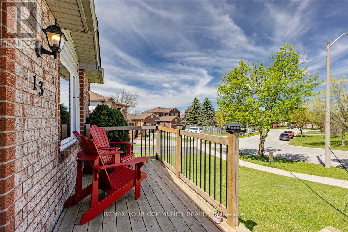 13 Waddington Crescent, Barrie, Ontario  L4N 8C8 - Photo 3 - S13160442