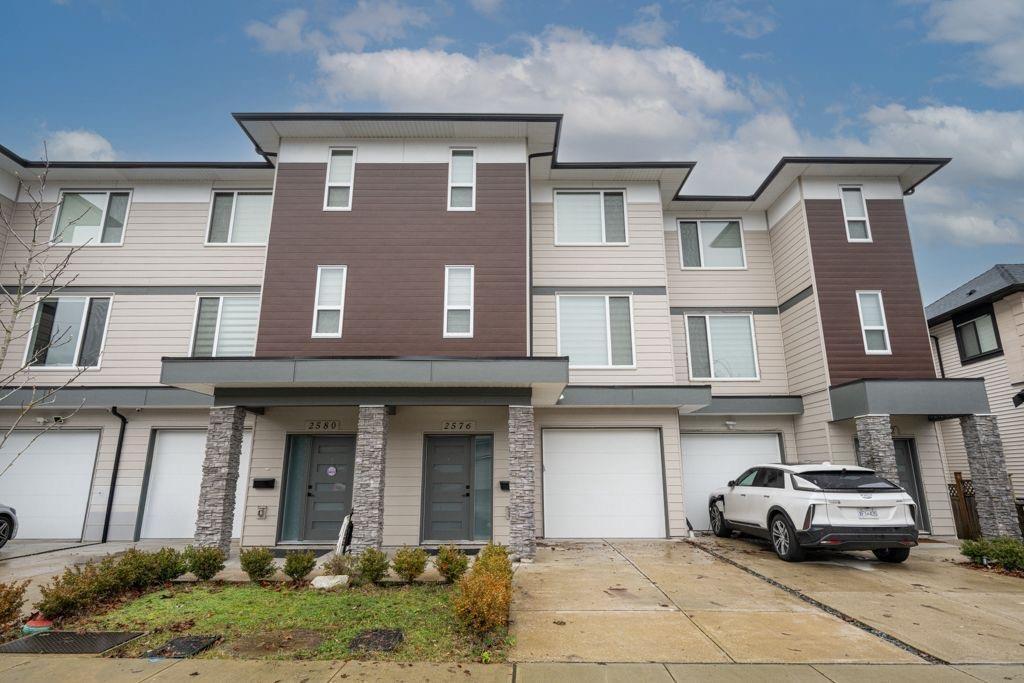 2576 Janzen Street, Abbotsford, British Columbia V3G 0G8 - Photo 2 - R3121749