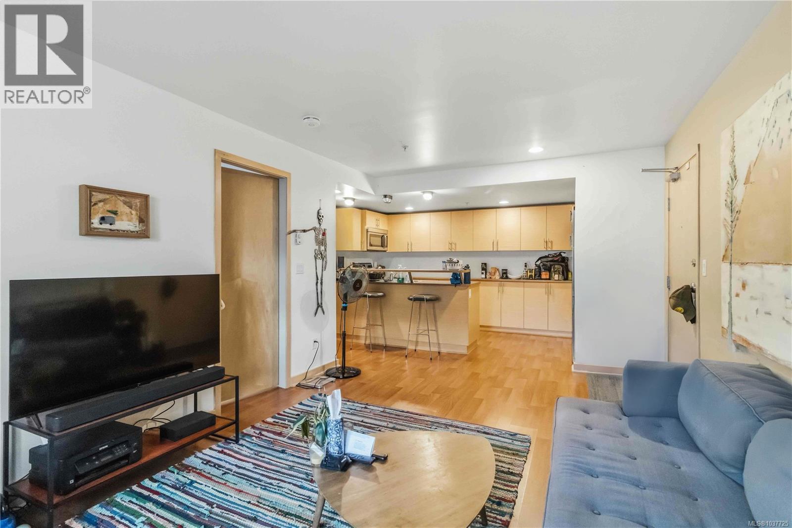 304 787 Tyee Rd, Victoria, British Columbia  V9A 7R5 - Photo 3 - 1037725
