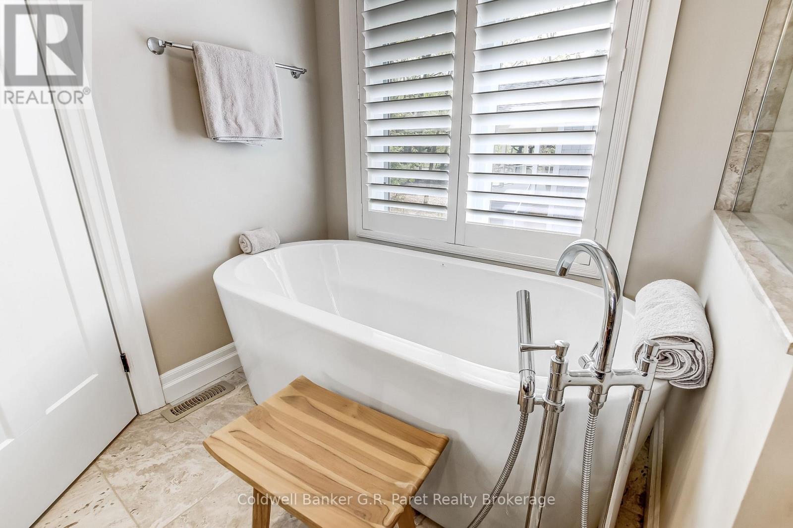 10151 Pinery Bluffs Road, Lambton Shores, Ontario  N0M 1T0 - Photo 24 - X12826354