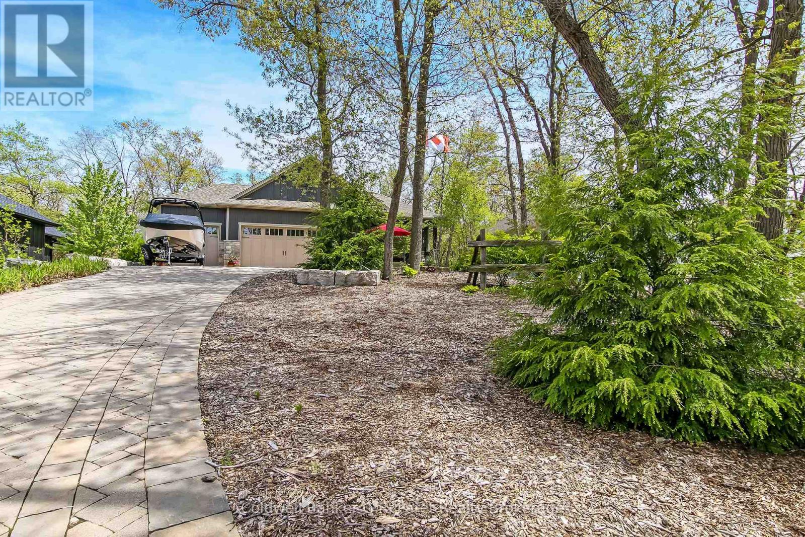 10151 Pinery Bluffs Road, Lambton Shores, Ontario  N0M 1T0 - Photo 4 - X12826354