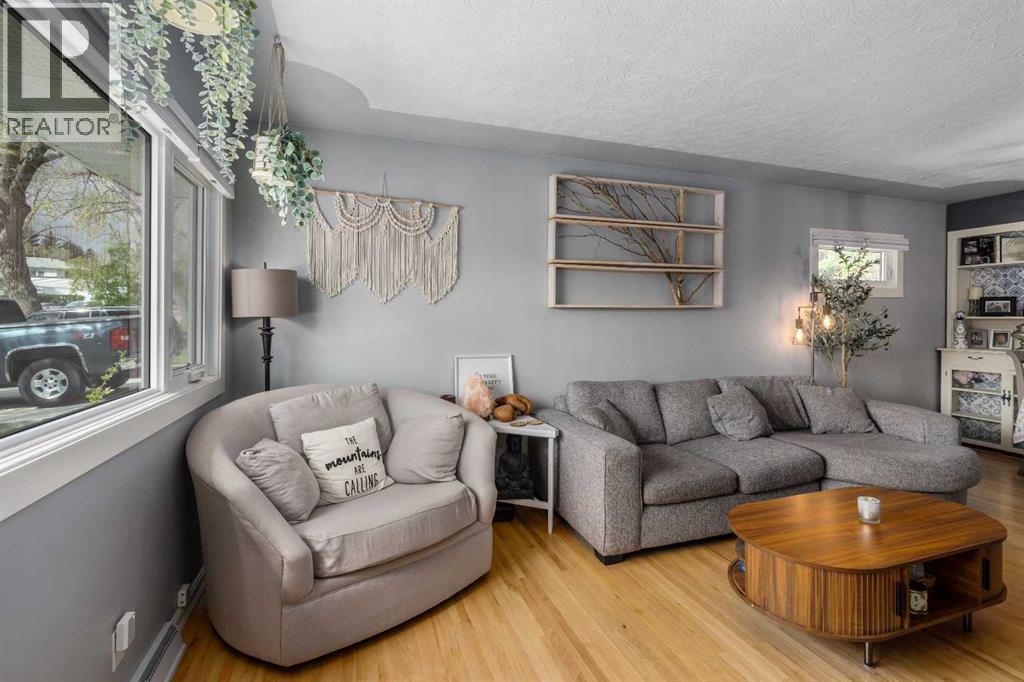 304 Blackthorn Road NW, Calgary, Alberta  T2K 3S3 - Photo 4 - A2313694