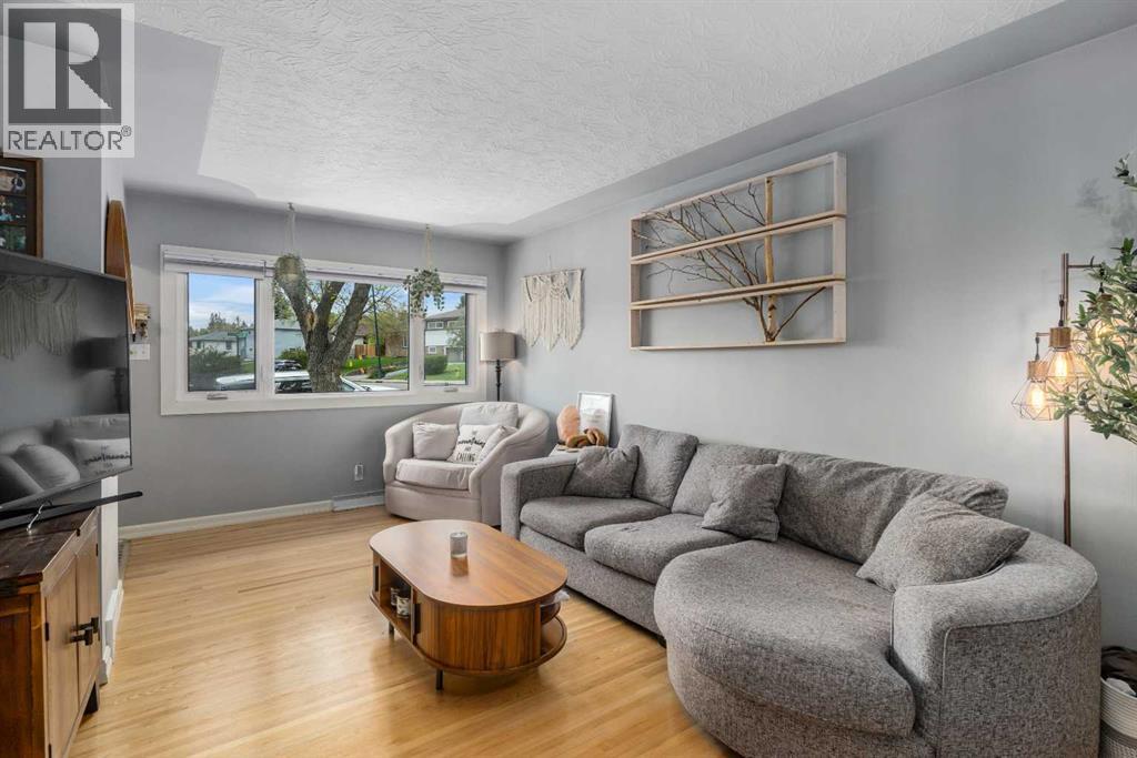 304 Blackthorn Road NW, Calgary, Alberta  T2K 3S3 - Photo 6 - A2313694