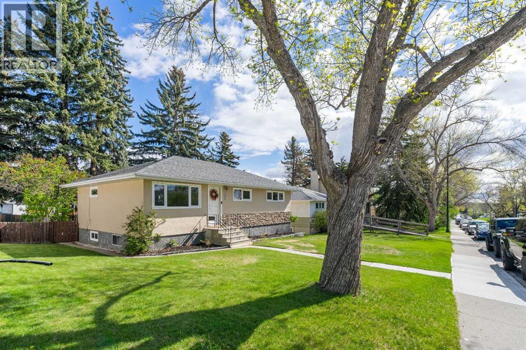 304 Blackthorn Road NW, Calgary, Alberta  T2K 3S3 - Photo 3 - A2313694