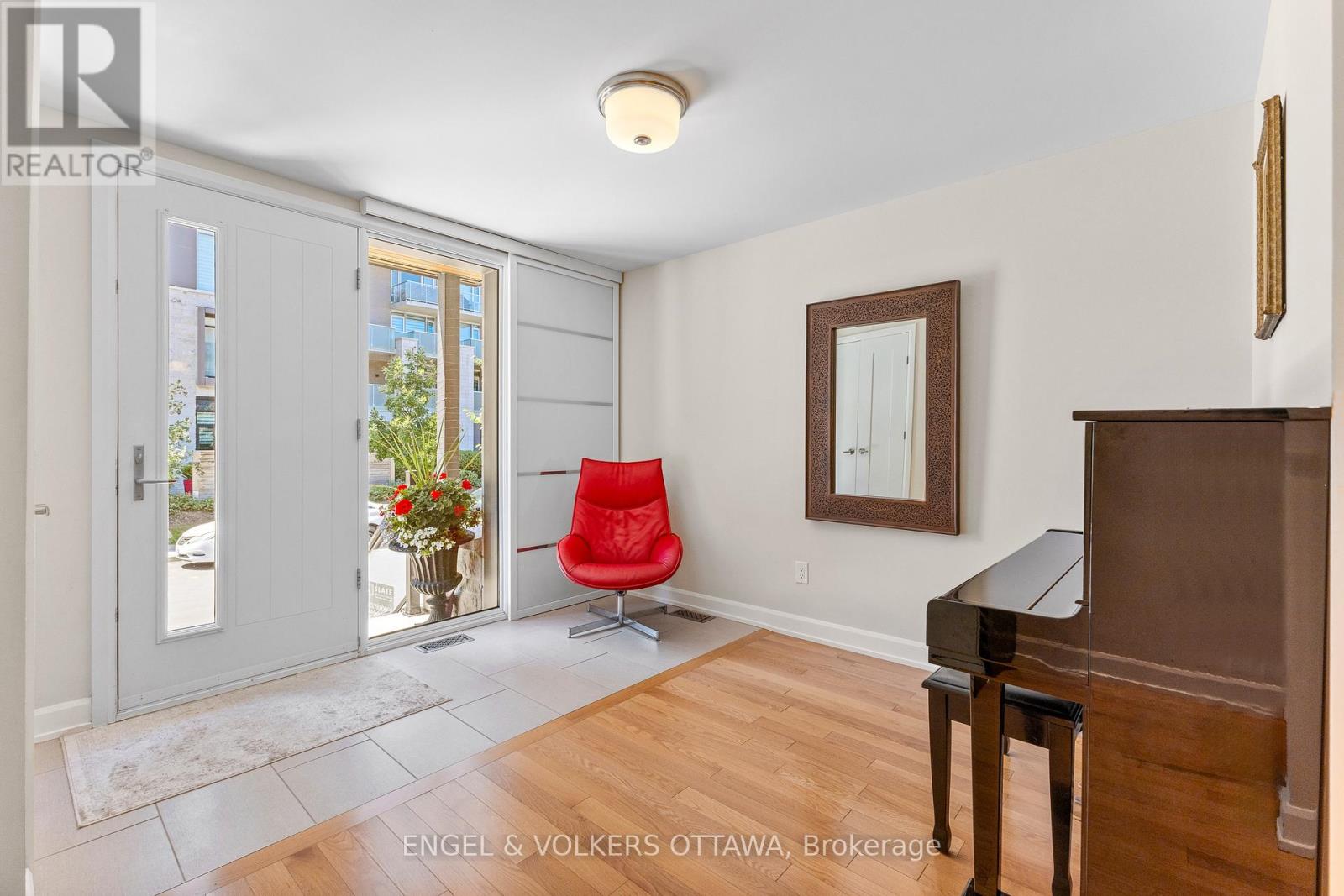 537 De Mazenod Avenue, Ottawa, Ontario  K1S 5H3 - Photo 2 - X13161062