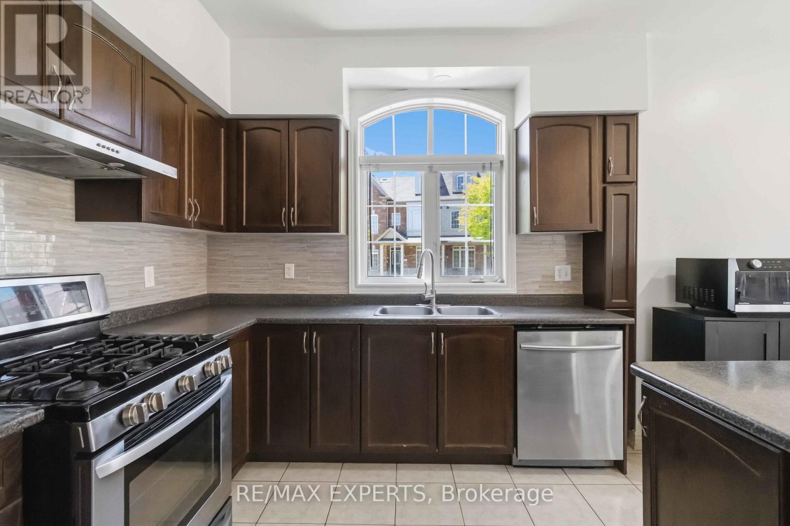 245 Isaac Devins Boulevard, Toronto, Ontario  M9M 0B6 - Photo 11 - W13160792
