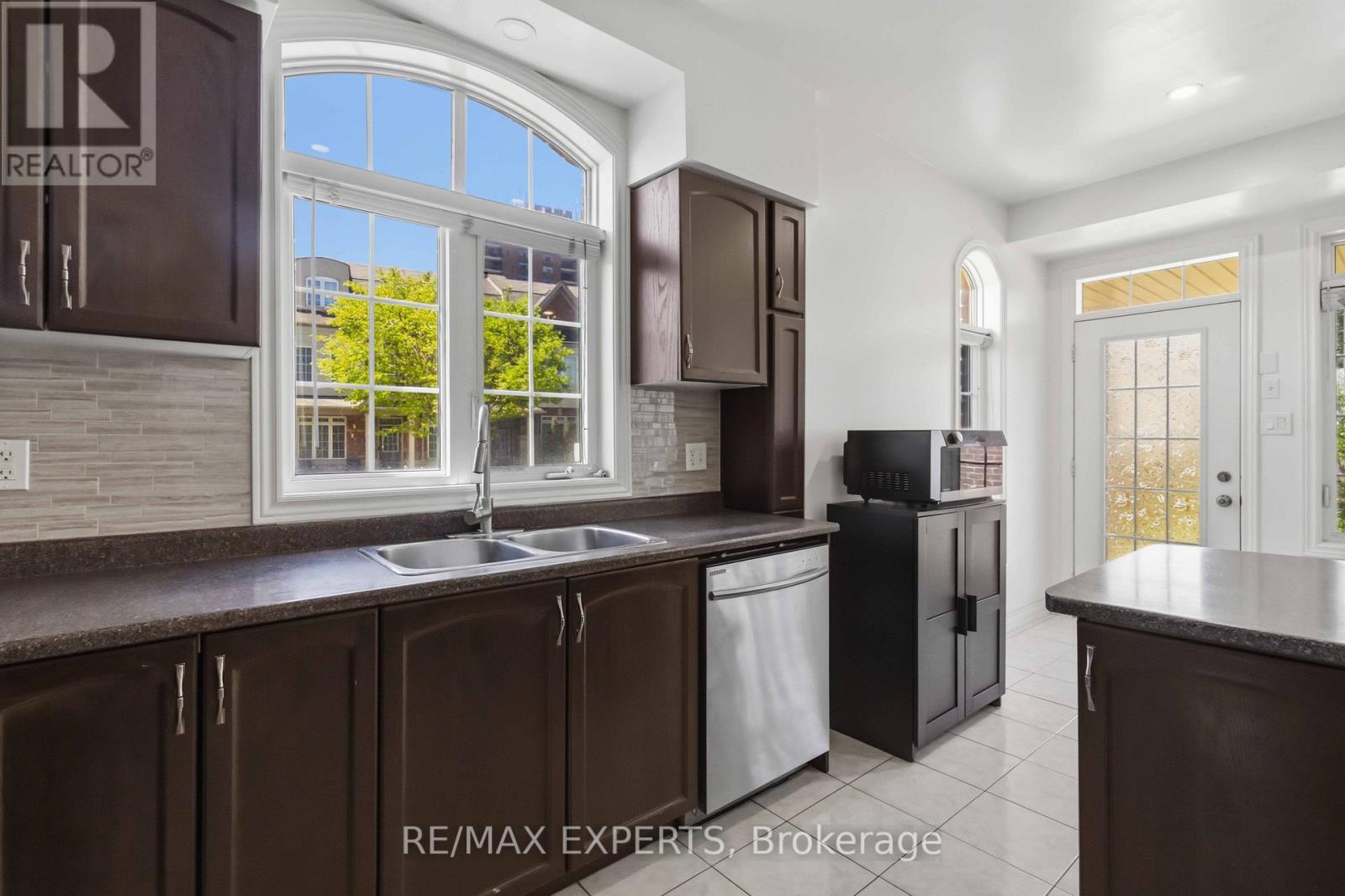 245 Isaac Devins Boulevard, Toronto, Ontario  M9M 0B6 - Photo 13 - W13160792