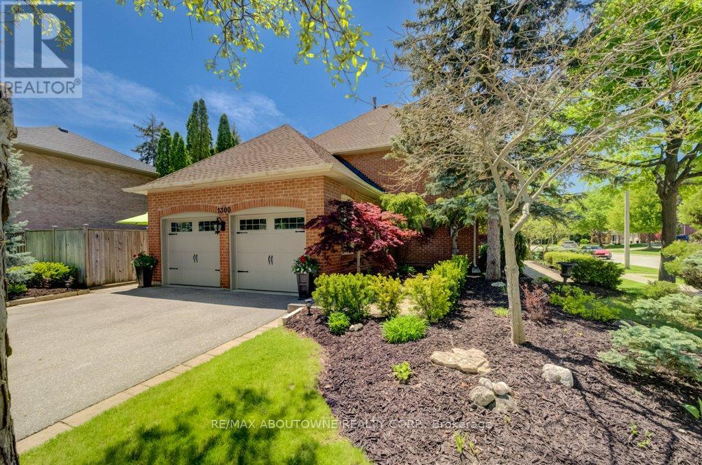 1300 Old Bridle Path, Oakville, Ontario  L6M 1A4 - Photo 2 - W13160870