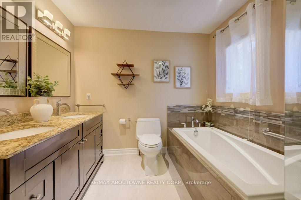 1300 Old Bridle Path, Oakville, Ontario  L6M 1A4 - Photo 20 - W13160870
