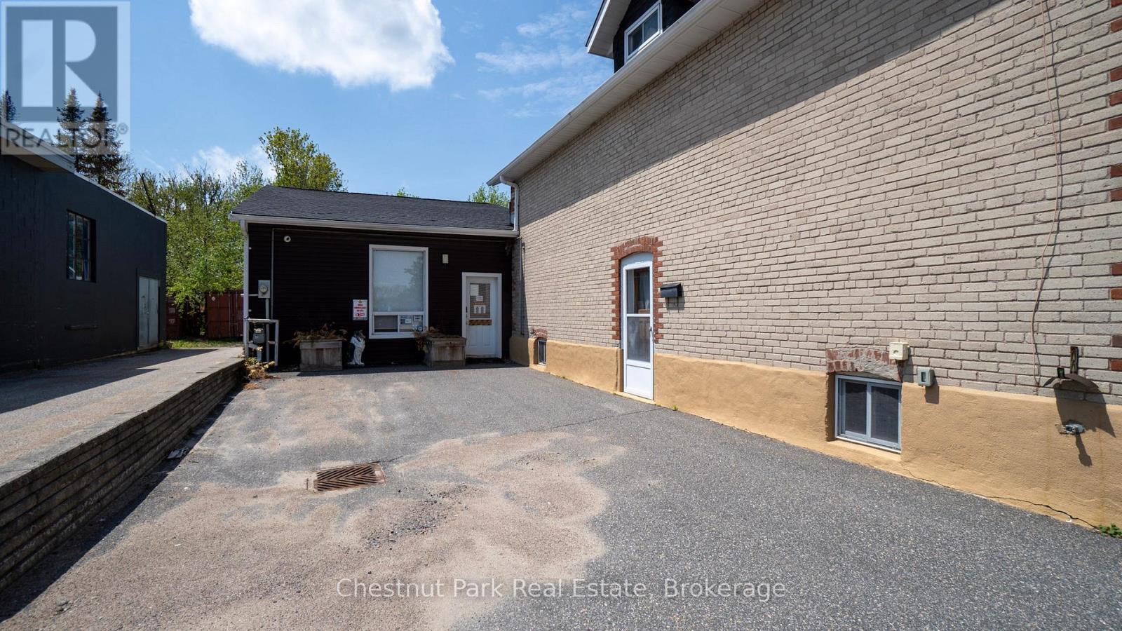 571 Muskoka Road N, Gravenhurst, Ontario  P1P 1E7 - Photo 2 - X13161204