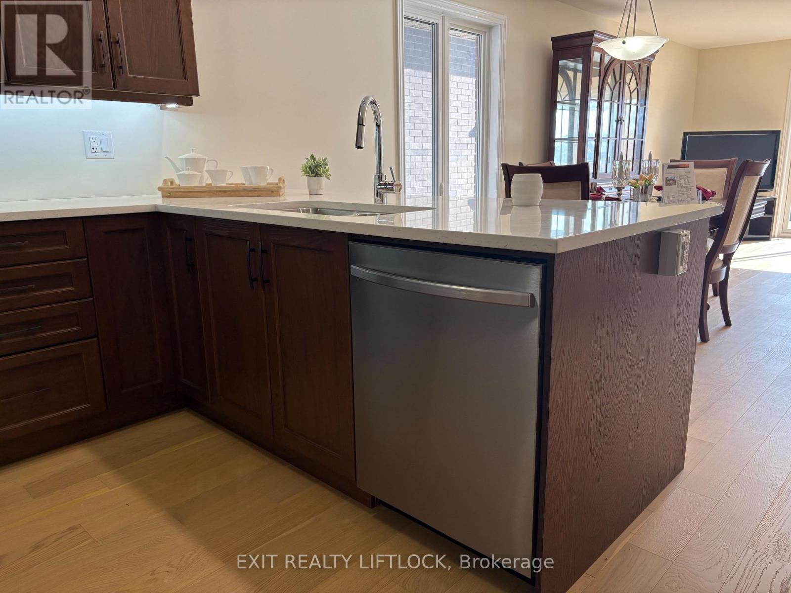320 Mullighan Gardens, Peterborough, Ontario  K9K 0H2 - Photo 5 - X12966754