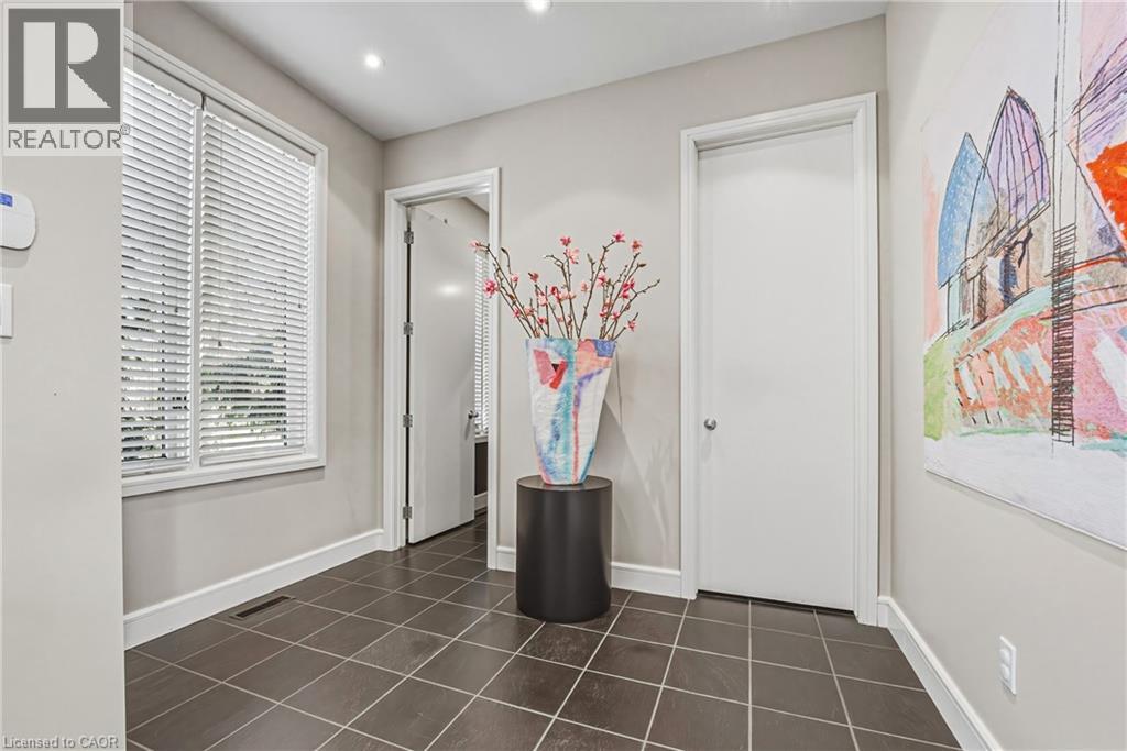 2 Anslow Court, Dundas, Ontario  L9H 6Z2 - Photo 5 - 40824913