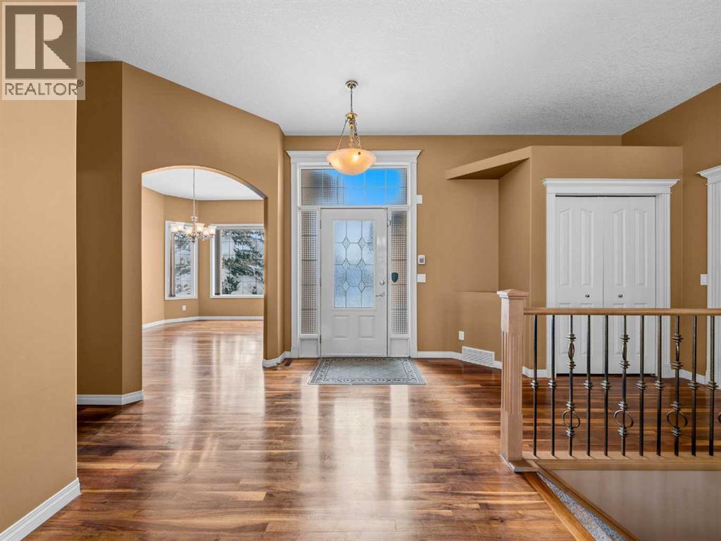 157 Valley Creek Place Nw, Calgary, Alberta  T3B 5V1 - Photo 4 - A2296480