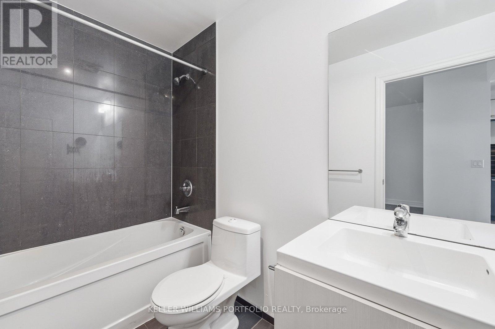 1904 - 8 The Esplanade, Toronto, Ontario  M5E 0A6 - Photo 21 - C13161060