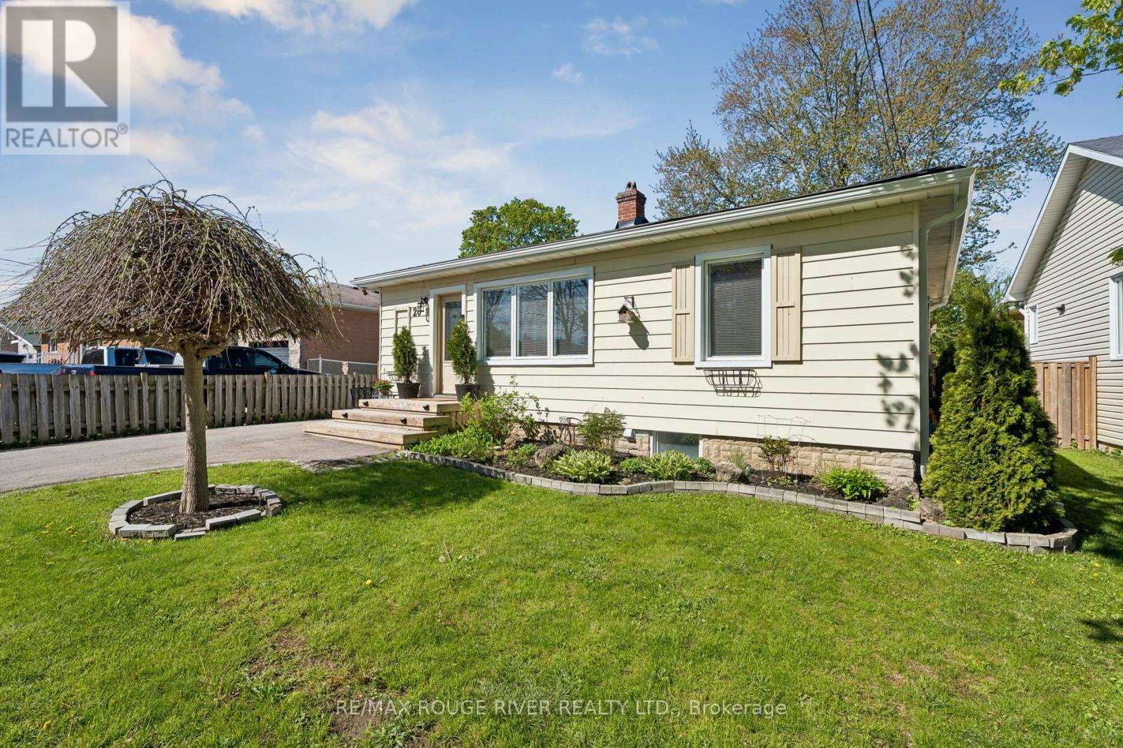 20 Lorne Street, Georgina, Ontario  L0E 1L0 - Photo 2 - N13161152