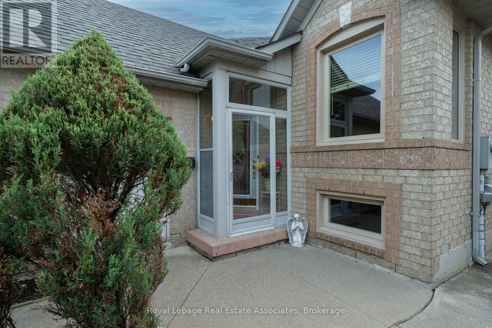 52 Royal Orchard Drive, Brampton, Ontario  L6X 4M4 - Photo 4 - W13161028