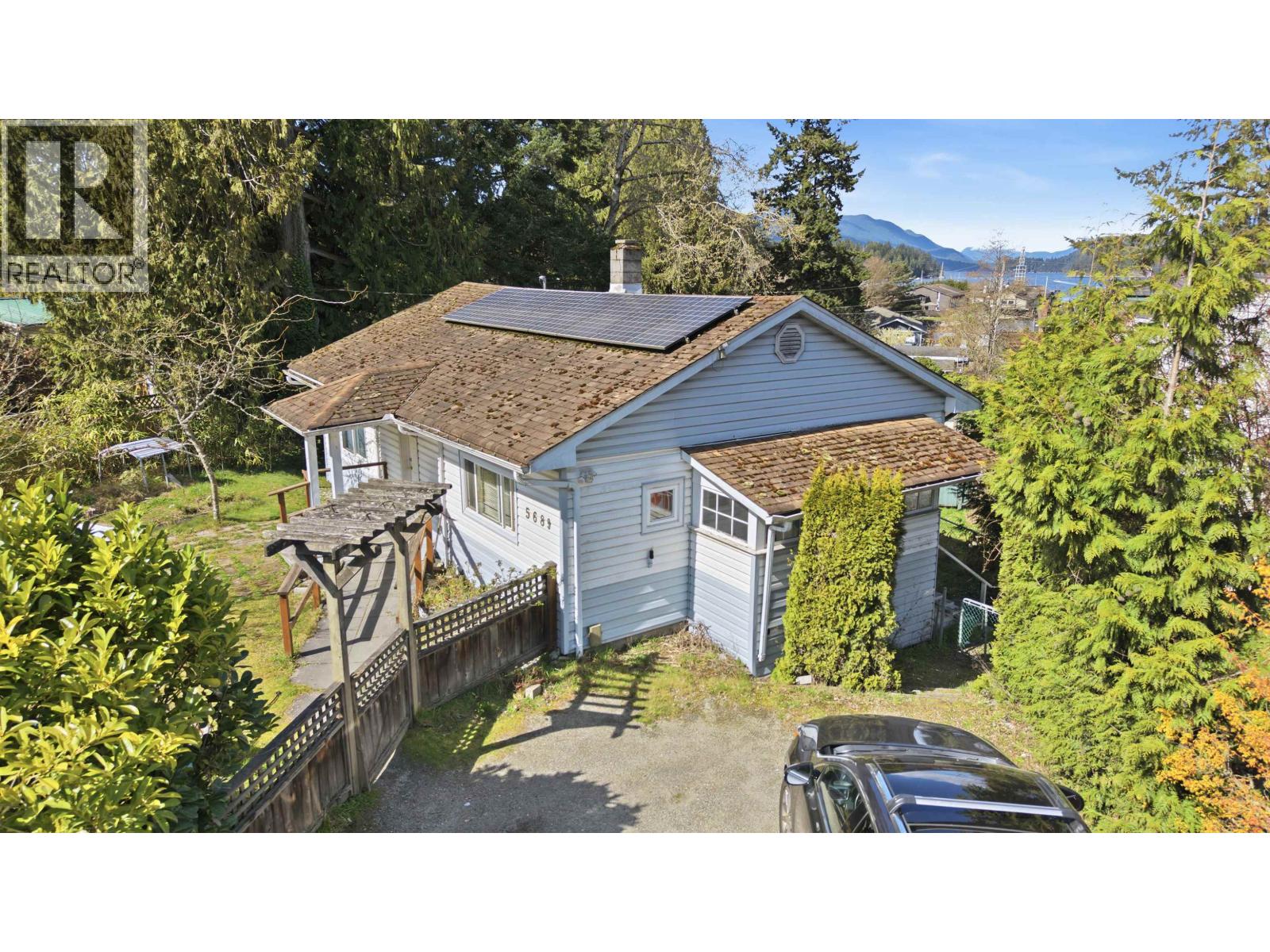 5689 Porpoise Bay Road, Sechelt, British Columbia  V0N 1V0 - Photo 1 - R3126753