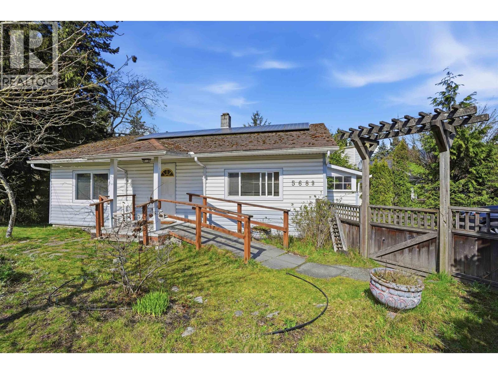 5689 Porpoise Bay Road, Sechelt, British Columbia  V0N 1V0 - Photo 27 - R3126753