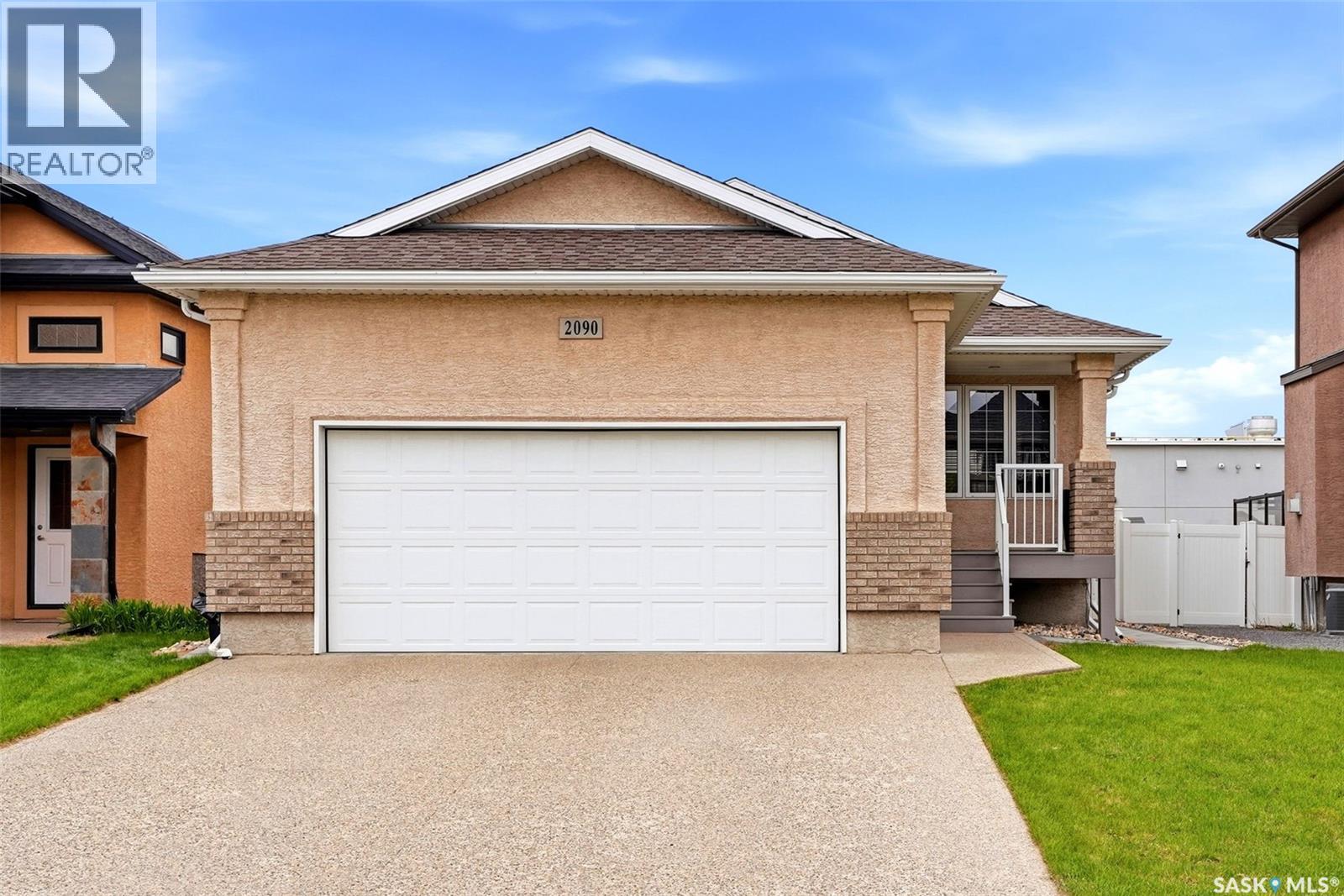 2090 Laurier Bay E, Regina, Saskatchewan  S4V 0P6 - Photo 2 - SK036785