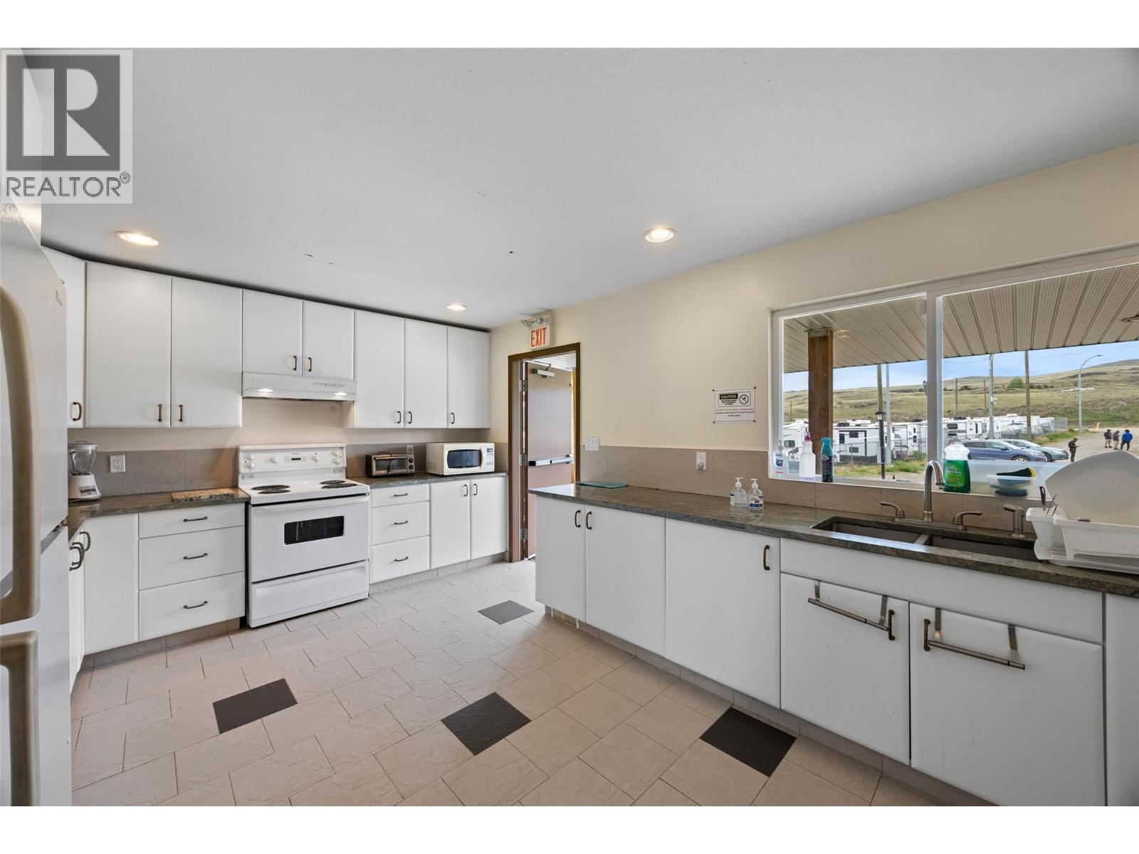 2805 Hwy 5a South Highway, Kamloops, British Columbia  V0E 2A0 - Photo 19 - 10388271