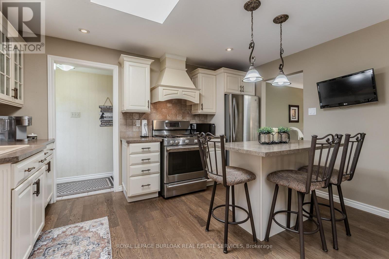 643 Artreva Crescent, Burlington, Ontario  L7L 2B8 - Photo 5 - W13161380