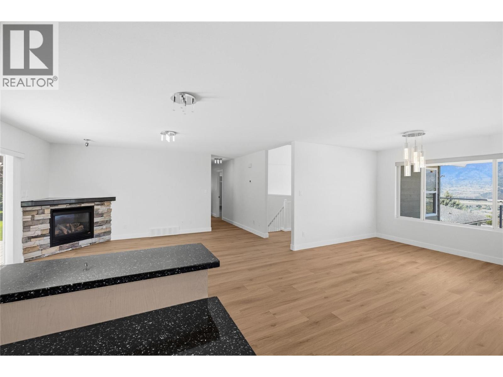 2850 Evergreen Drive, Penticton, British Columbia  V2A 7T1 - Photo 3 - 10388201