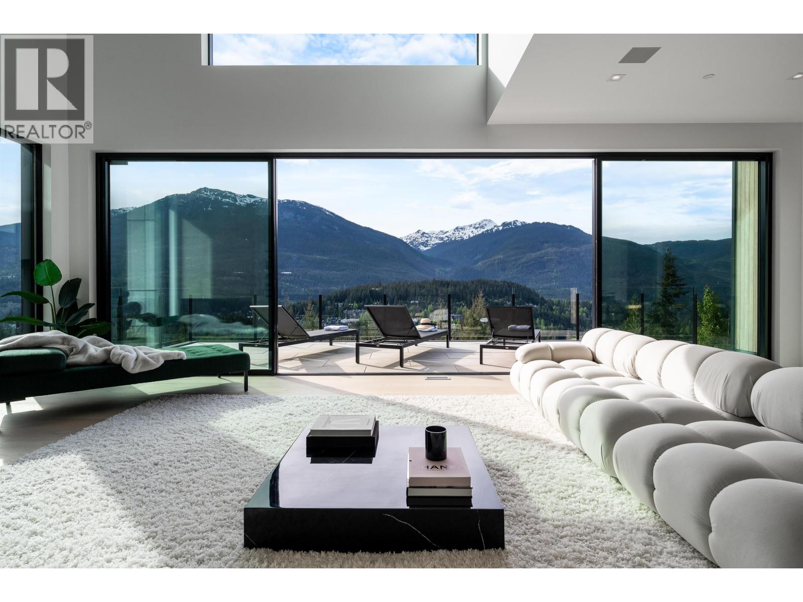 3824 Sunridge Drive, Whistler, British Columbia  V8E 0W1 - Photo 5 - R3126771