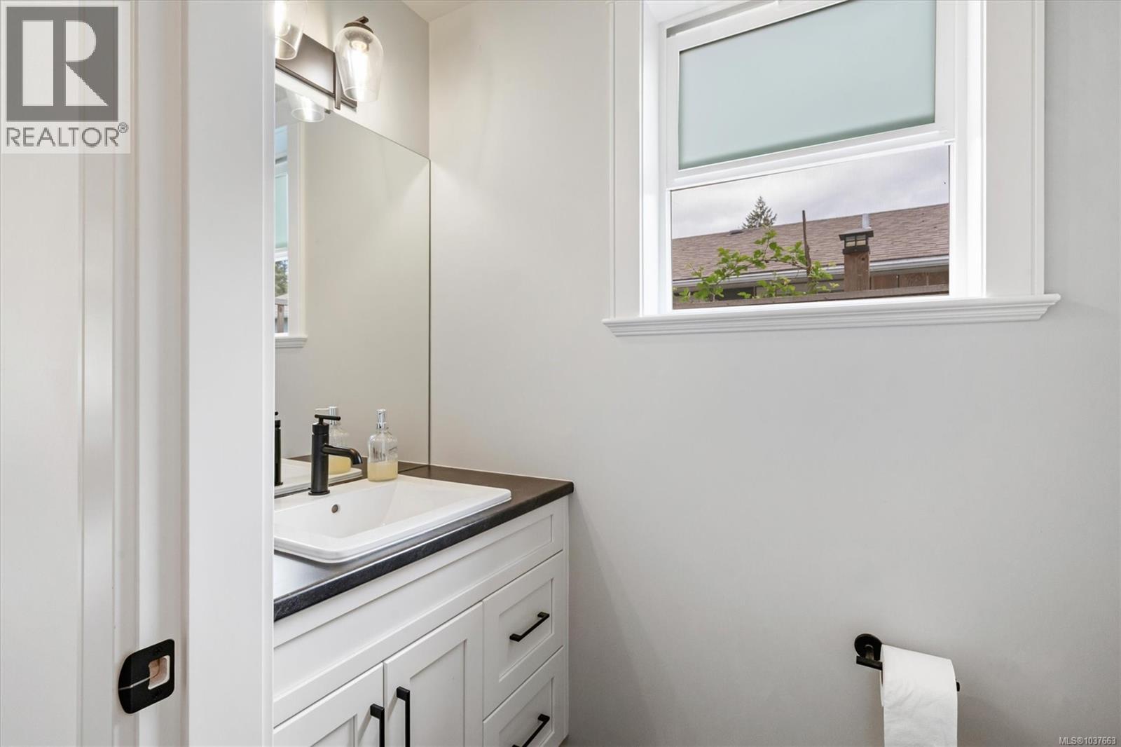 B 240 Woods Ave, Courtenay, British Columbia  V9N 3Y8 - Photo 20 - 1037663