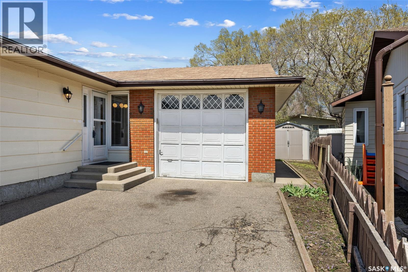 21 Merlin Crescent N, Regina, Saskatchewan  S4R 3E2 - Photo 2 - SK036742