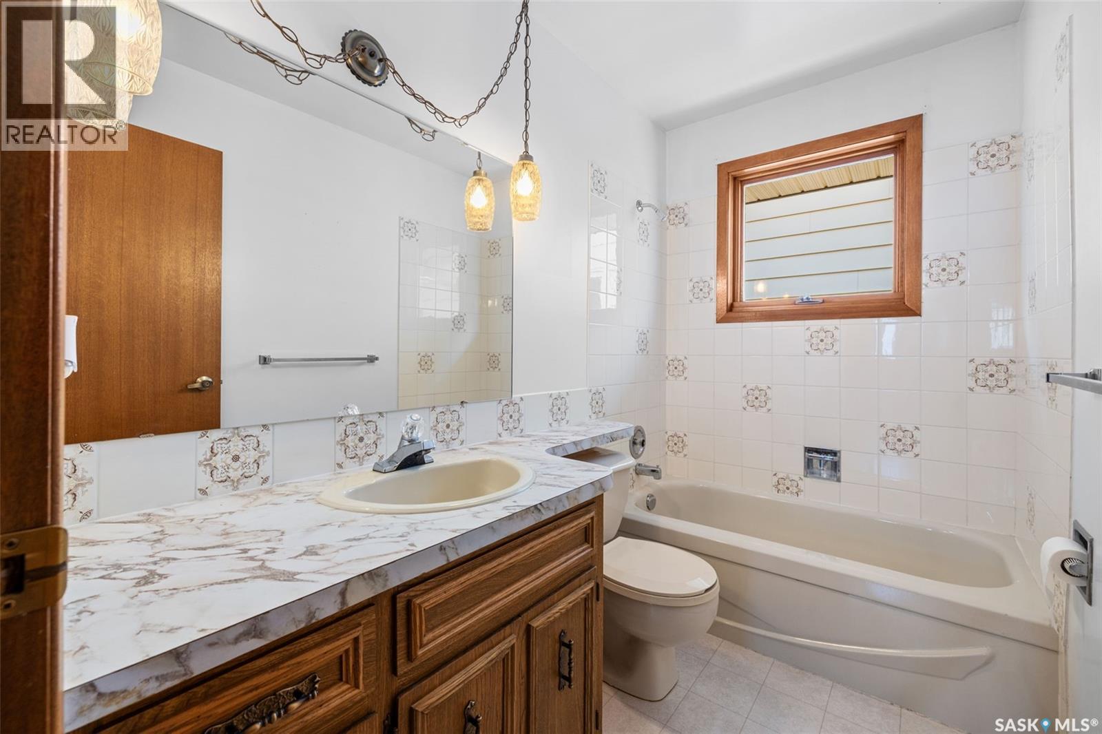 21 Merlin Crescent N, Regina, Saskatchewan  S4R 3E2 - Photo 8 - SK036742