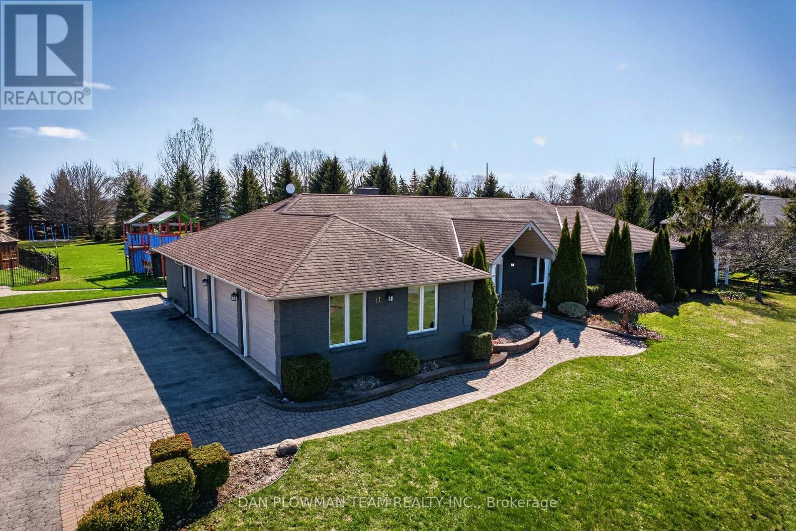 11 Steepleview Court, Oshawa, Ontario  L1H 0S6 - Photo 2 - E13162052