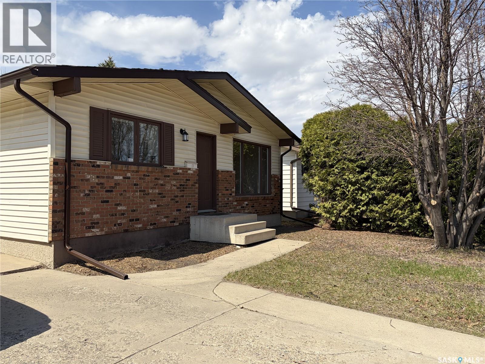 111 Stechishin Crescent, Saskatoon, Saskatchewan S7K 5P5 - Photo 2 - SK035714