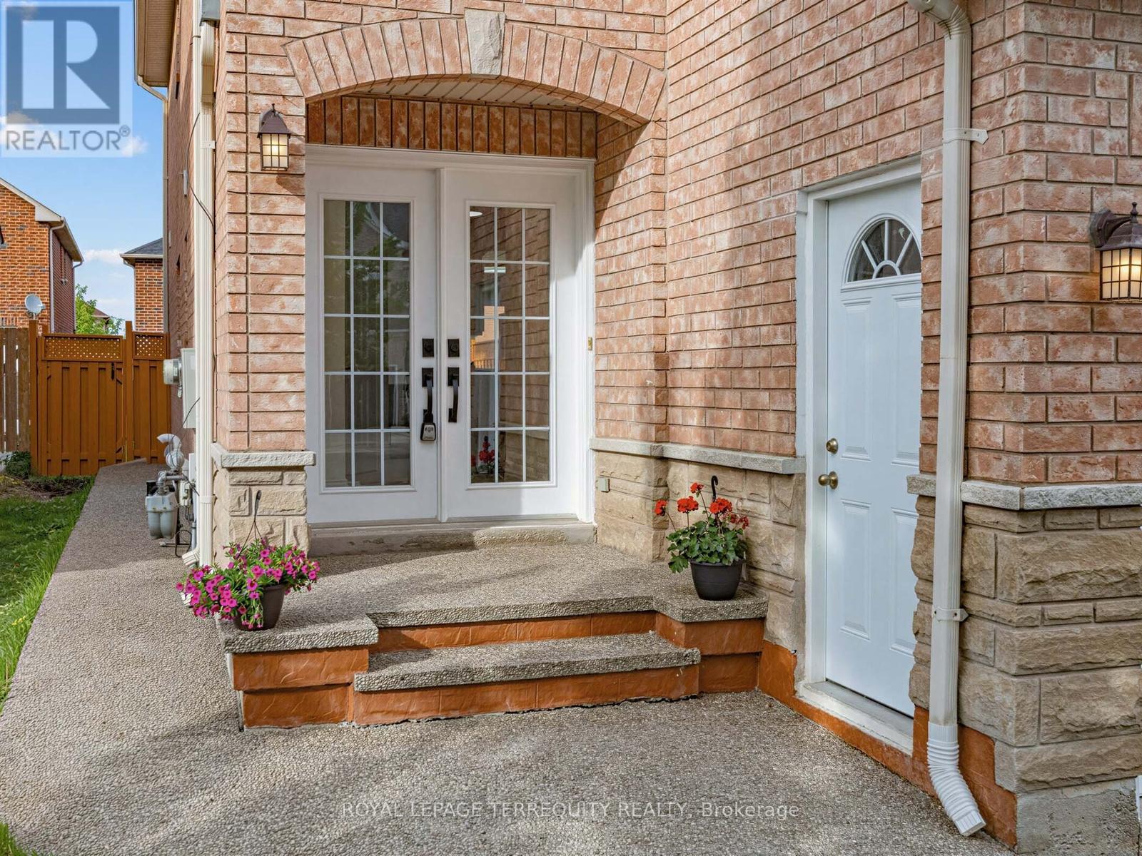 3699 Golden Locust Drive, Mississauga, Ontario  L5N 8N8 - Photo 4 - W13161890