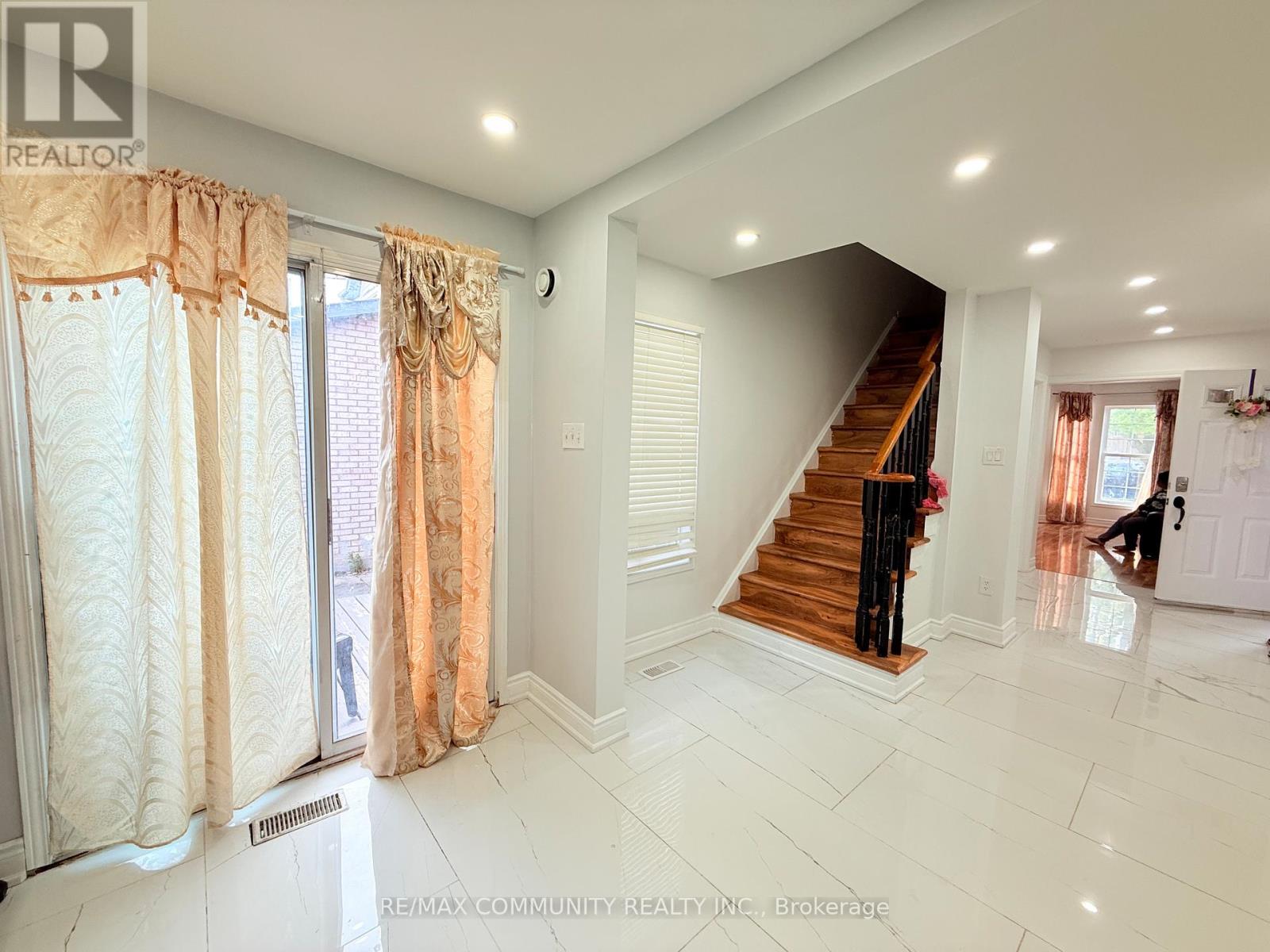 78 Shady Pine Circle S, Brampton, Ontario  L6R 1K3 - Photo 6 - W13162012