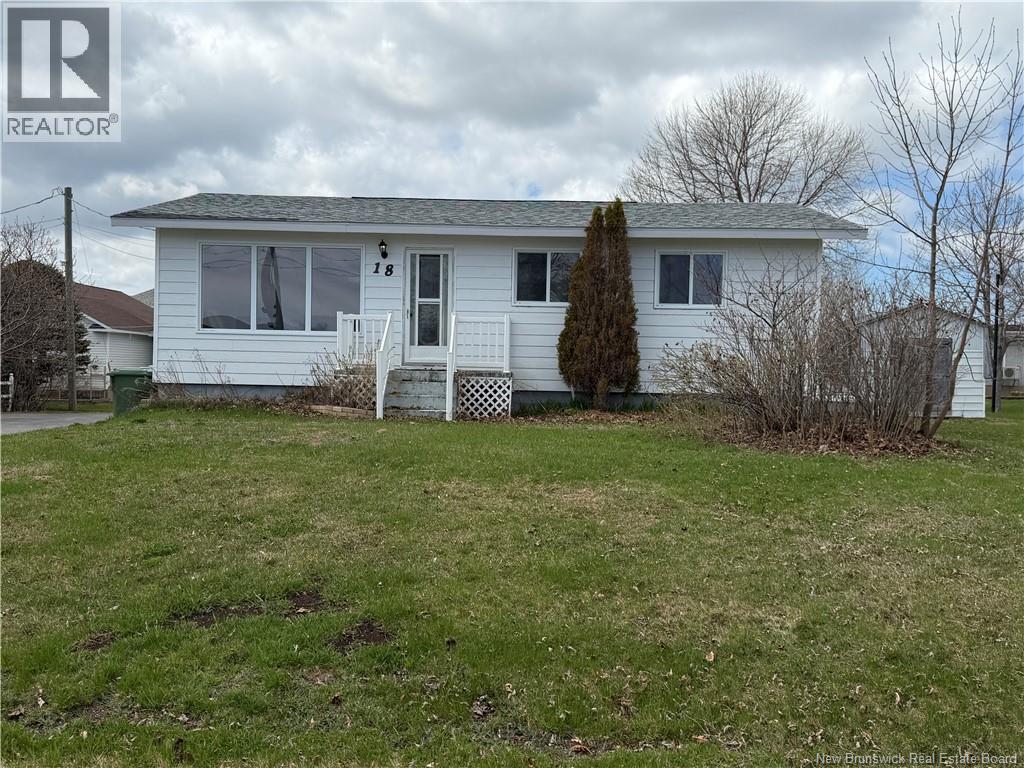 18 Jeux De Lacadie Street, Lamèque, New Brunswick  E8T 1M3 - Photo 2 - NB136464