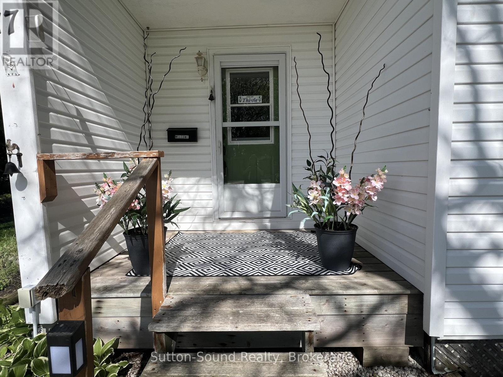 127 Harvey Street, Georgian Bluffs, Ontario  N0H 2N0 - Photo 3 - X12952672