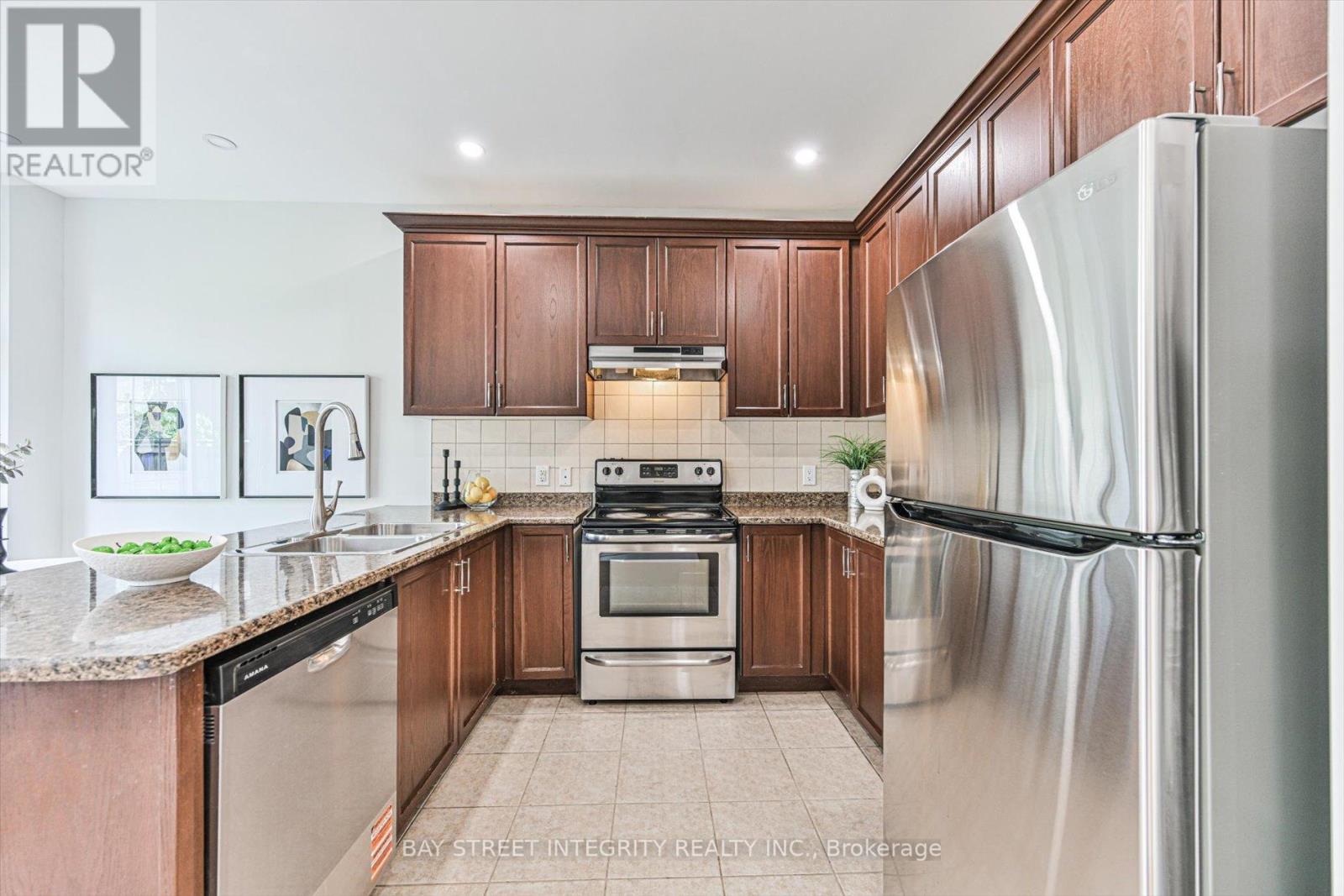 16 Coventry Court, Richmond Hill, Ontario  L4C 0X1 - Photo 5 - N13162374