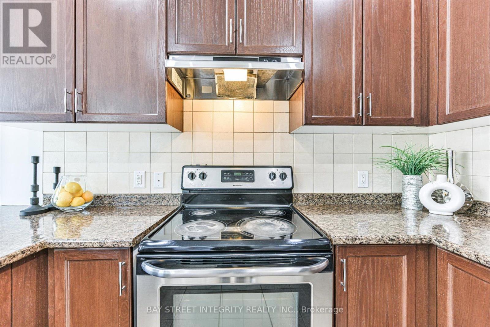 16 Coventry Court, Richmond Hill, Ontario  L4C 0X1 - Photo 6 - N13162374
