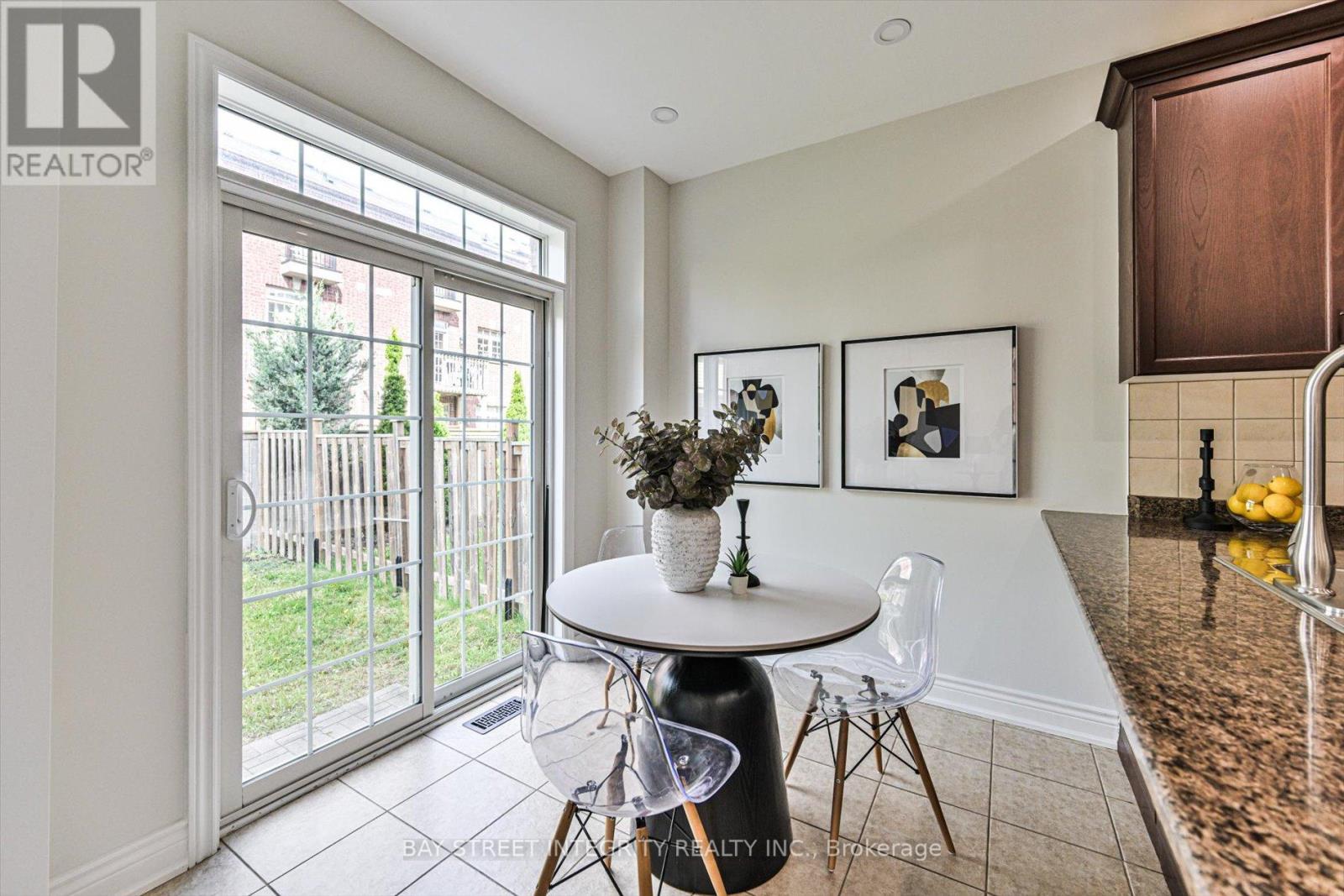 16 Coventry Court, Richmond Hill, Ontario  L4C 0X1 - Photo 7 - N13162374