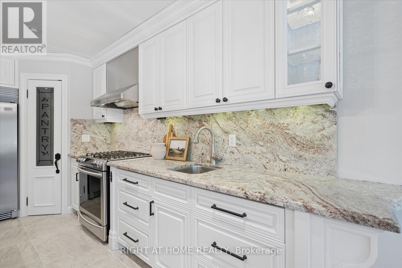137 Treegrove Circle, Aurora, Ontario  L4G 6L9 - Photo 8 - N13162420