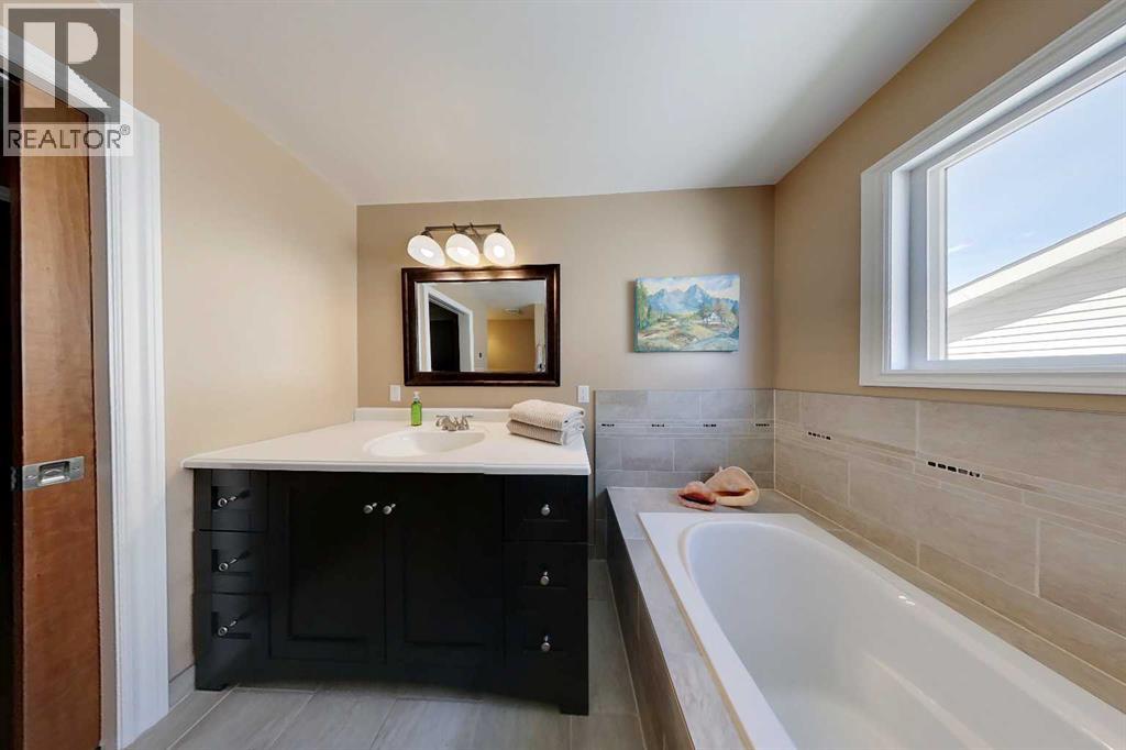 44 Coach Manor Rise SW, Calgary, Alberta  T3H 1C4 - Photo 13 - A2313362