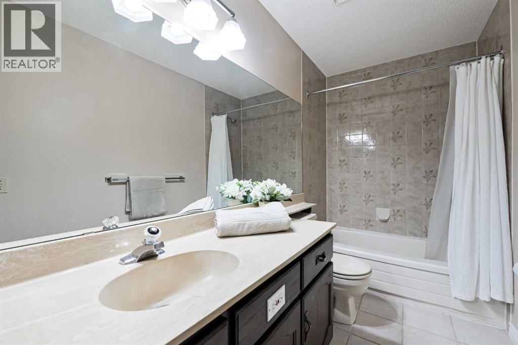 44 Coach Manor Rise SW, Calgary, Alberta  T3H 1C4 - Photo 15 - A2313362