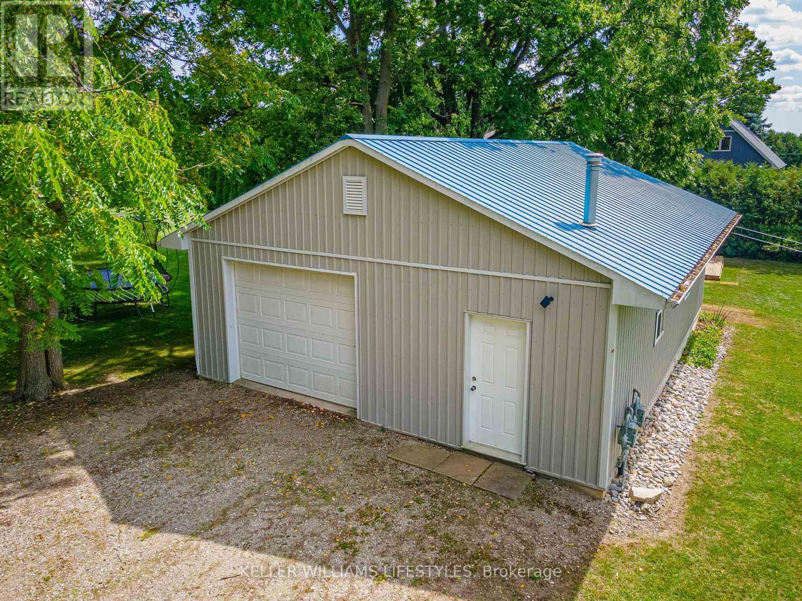 4403 Queens Avenue, North Middlesex, Ontario  N0M 1A0 - Photo 3 - X13162594