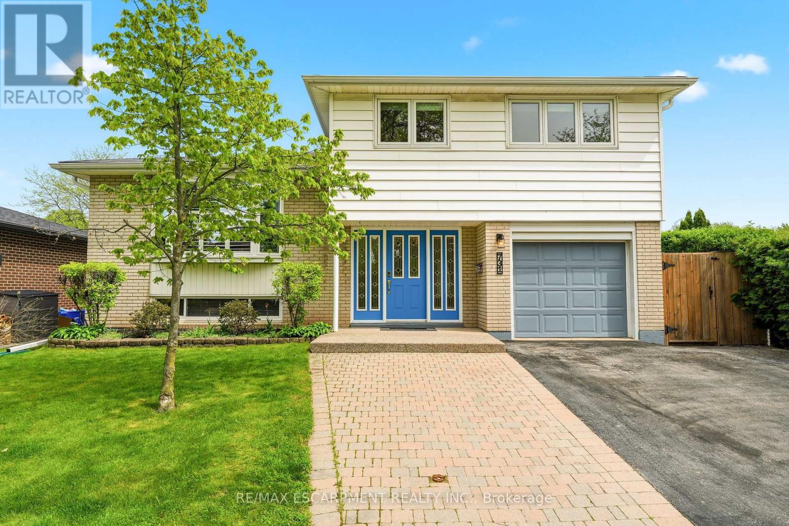 731 Mullin Way, Burlington, Ontario  L7L 4J8 - Photo 2 - W13162154